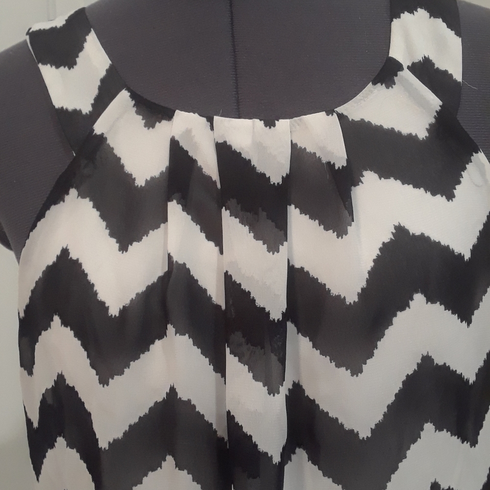 Chevron Black & White Flowy Top - Picture 7 of 7